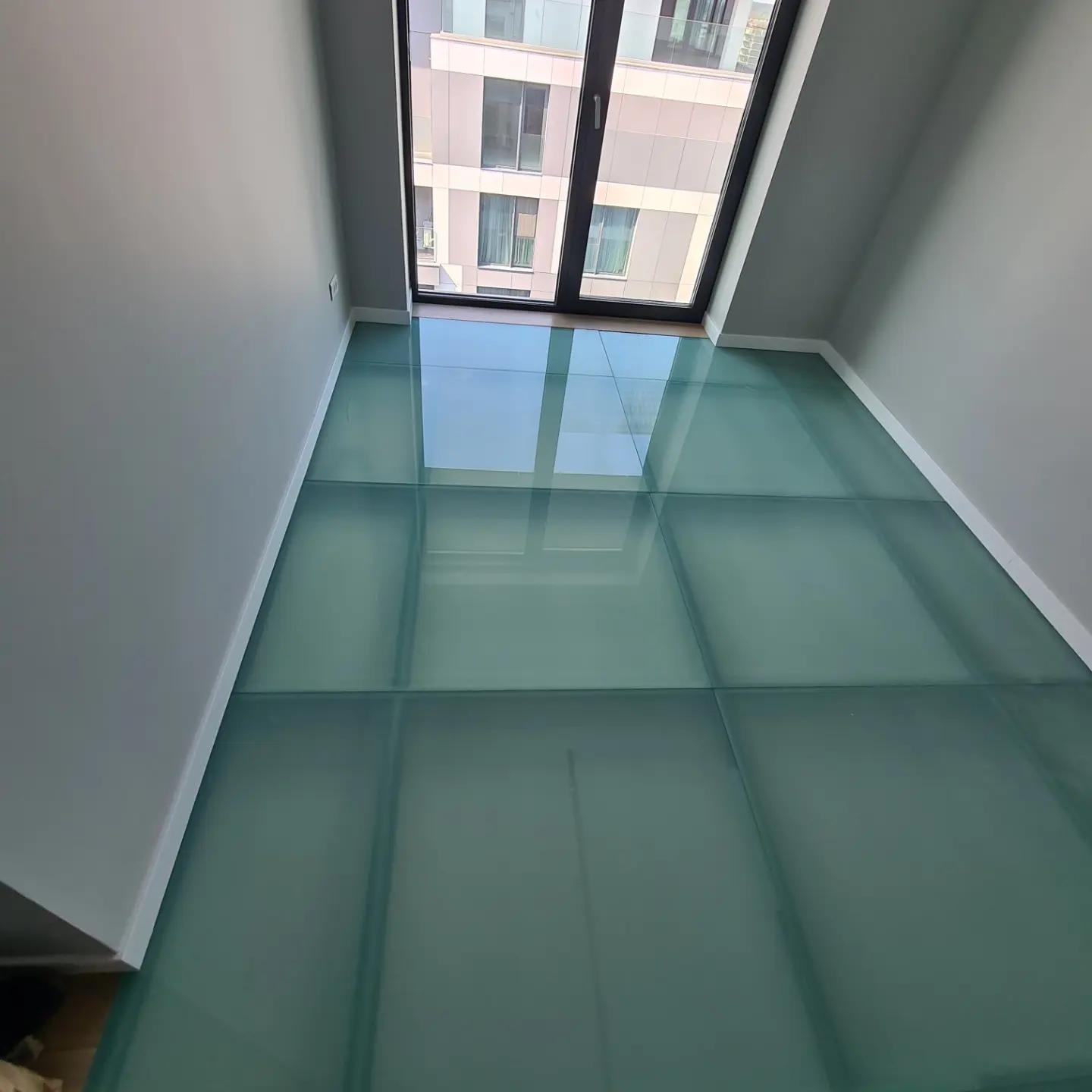 pardoseală din sticlă securizată cu efect transparent
