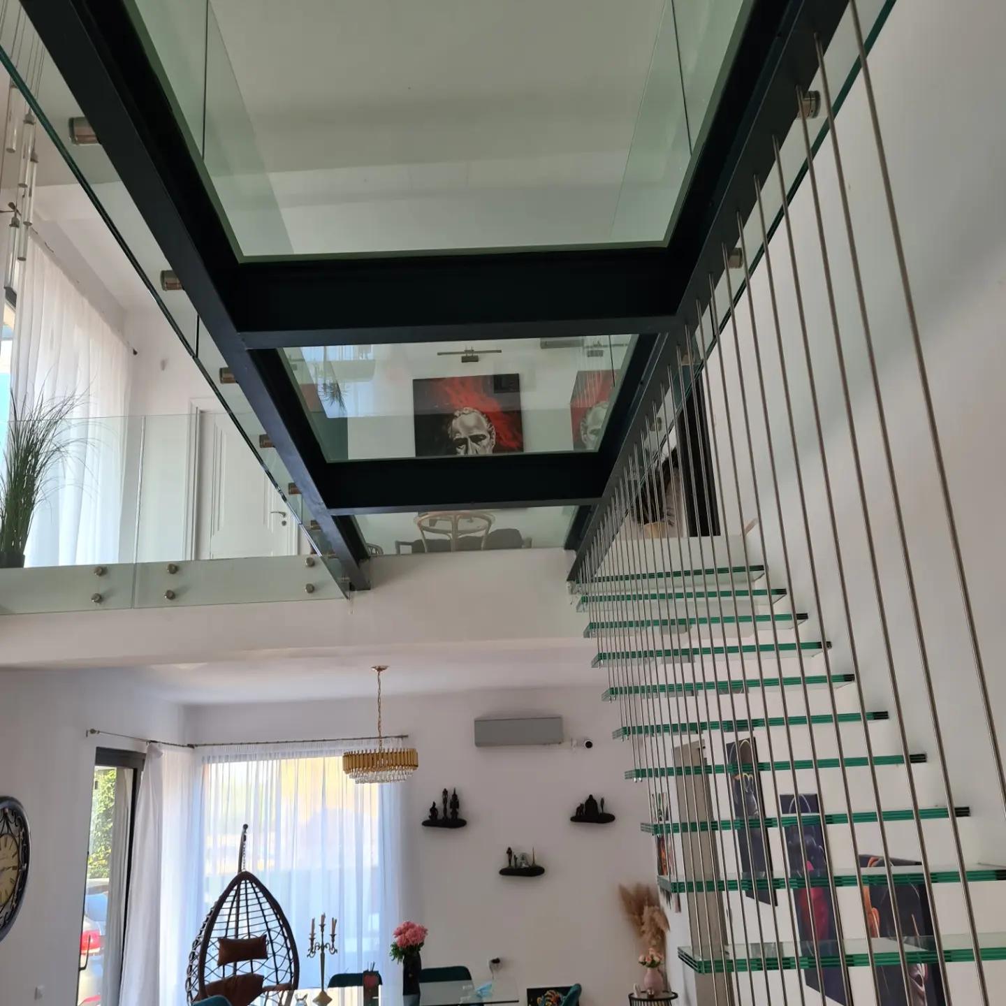 pardoseală din sticlă securizată cu design modern