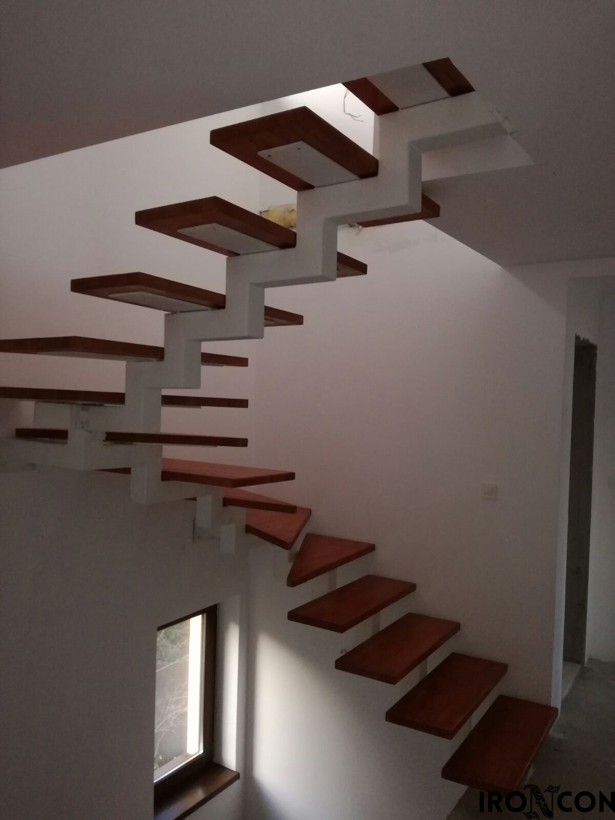 scară cu vang central modernă din metal și lemn