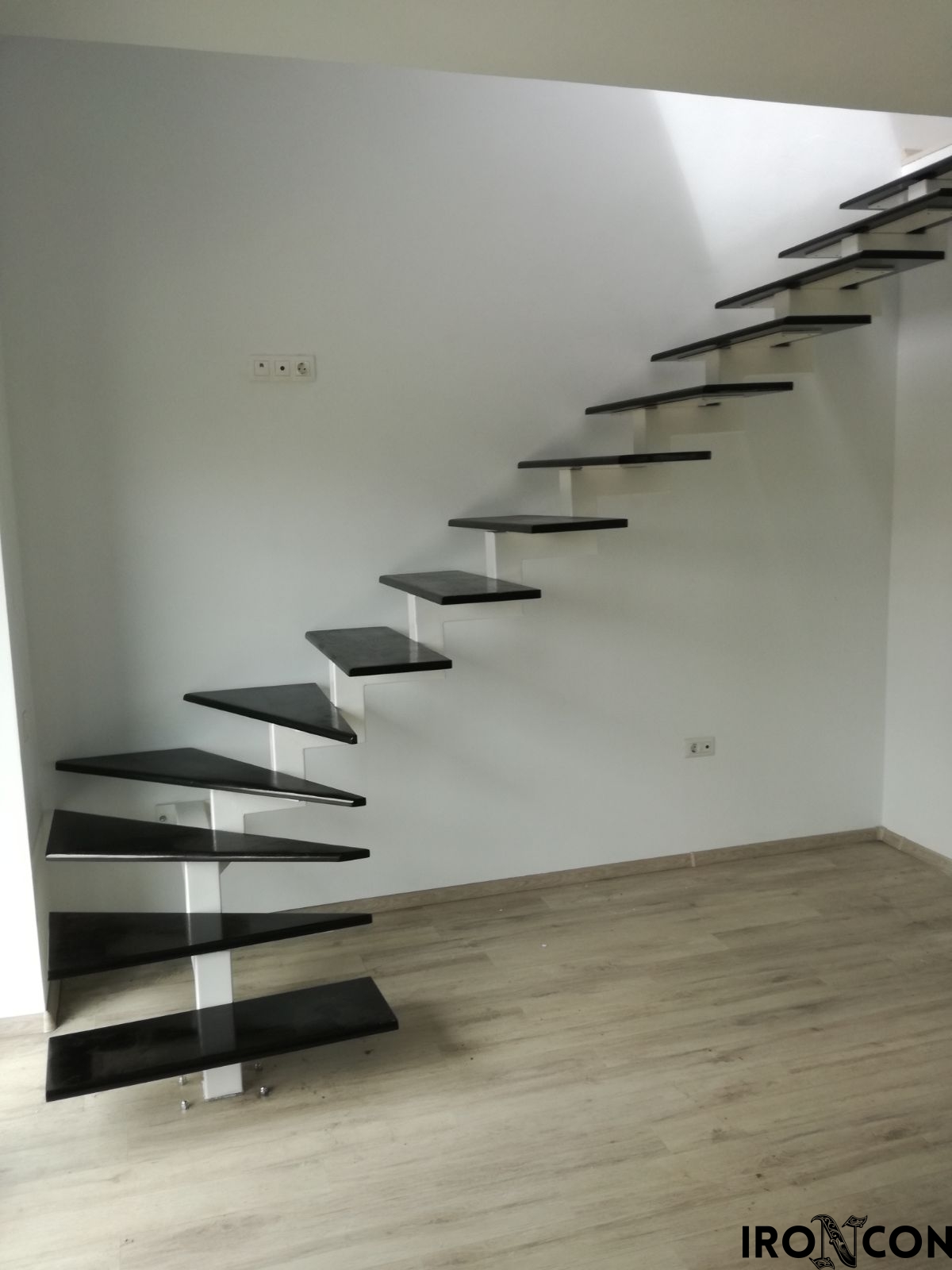 scară cu vang central metalic și trepte din sticla