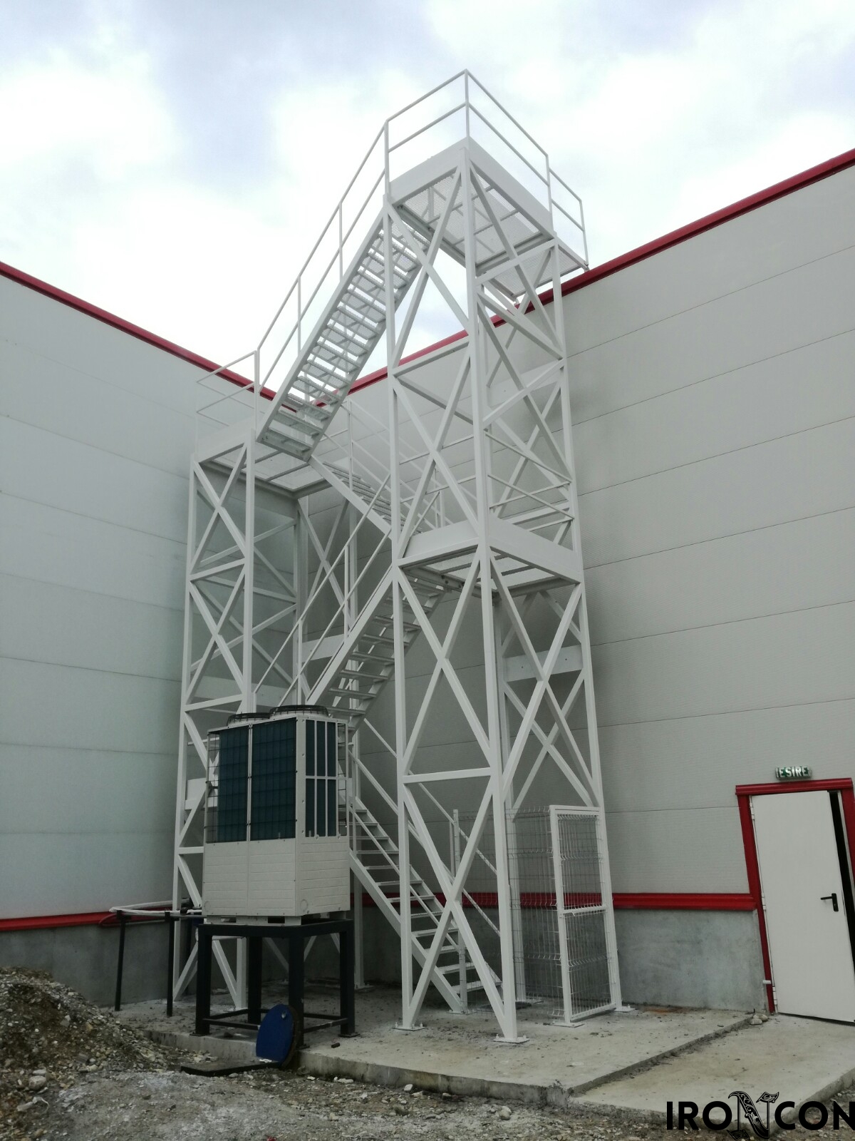 scară exterioară metalică cu vanguri laterale