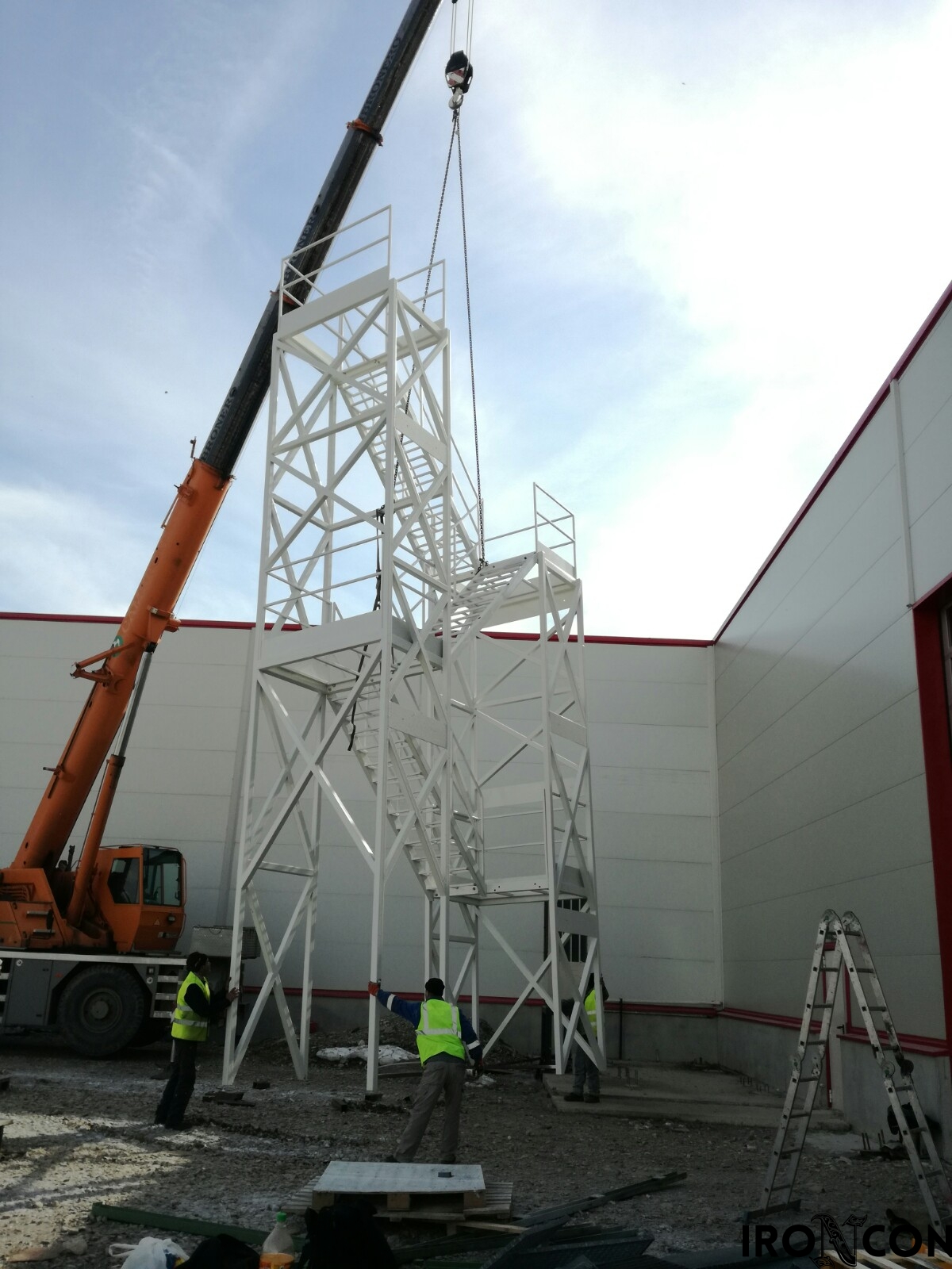 scară exterioară metalică cu vanguri laterale