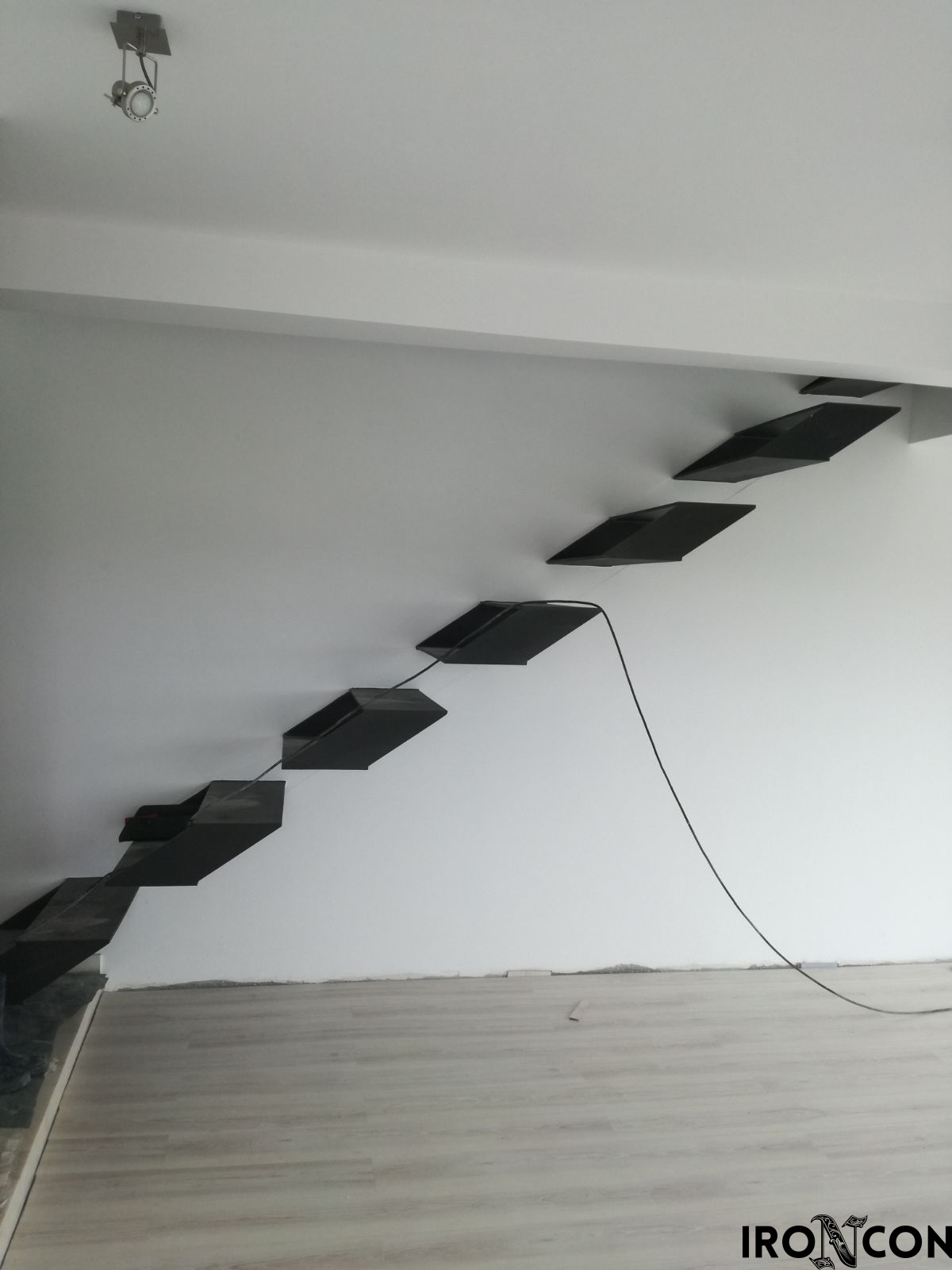 scară flotantă modernă din metal cu aspect aerisit