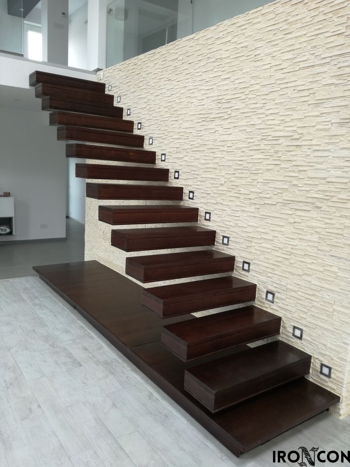 scară flotantă cu trepte din lemn și design modern
