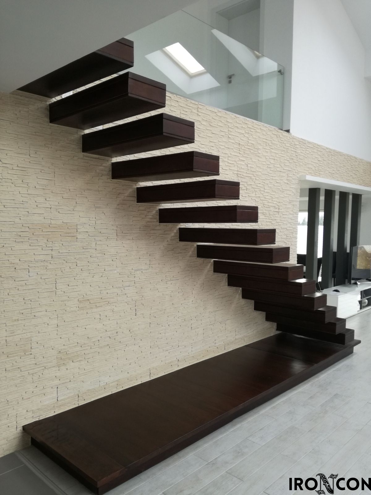 scară flotantă cu trepte din lemn și design modern