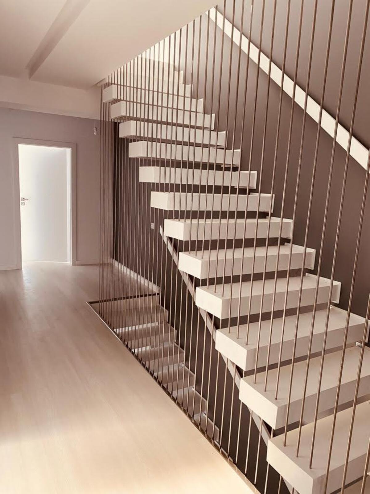scară flotantă modernă cu structură metalică ascunsă