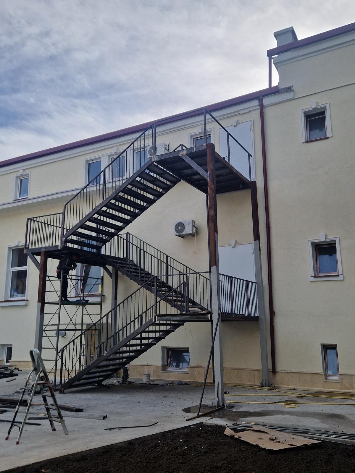 scară de incendiu metalică pentru evacuare exterior