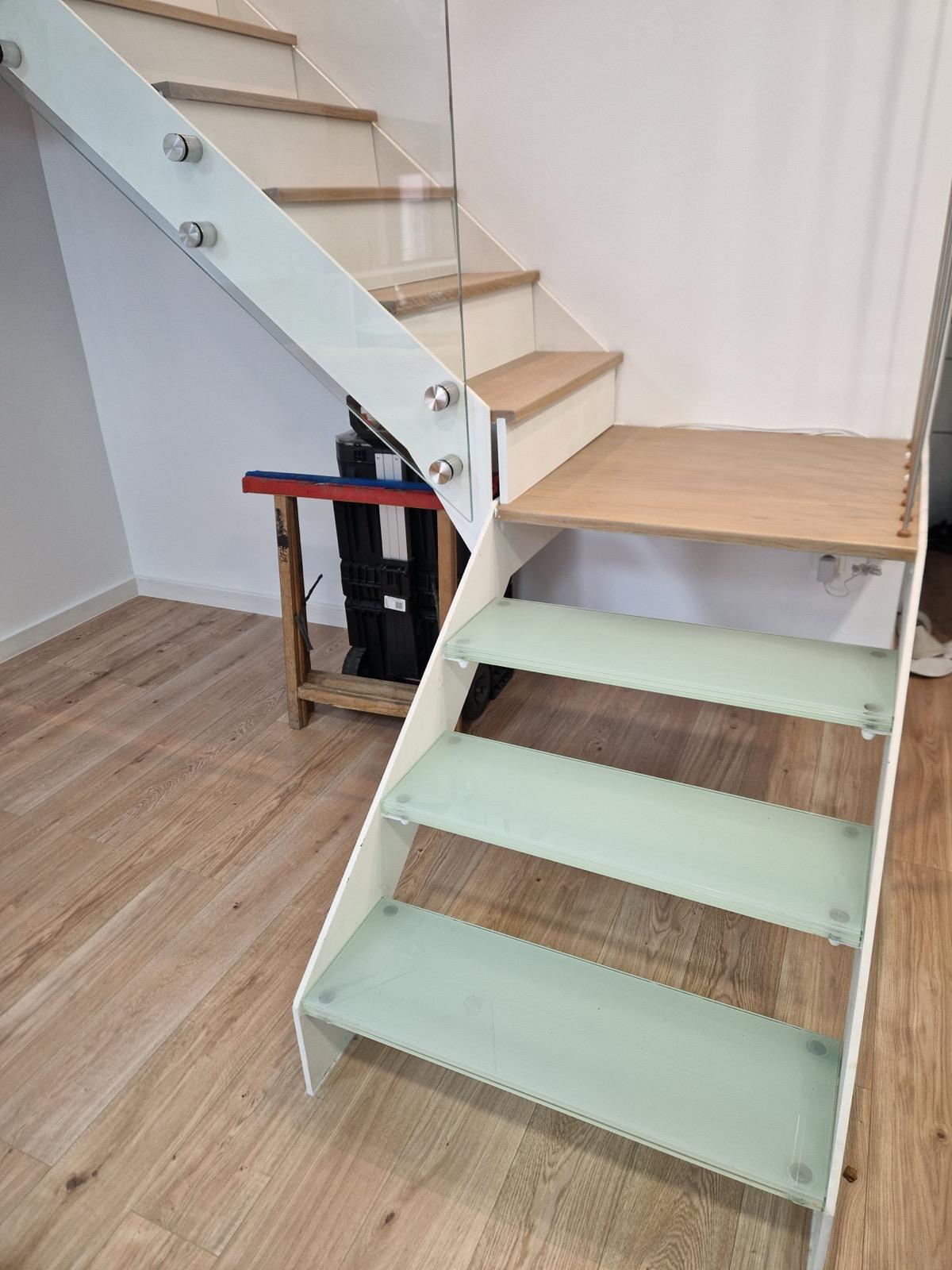 scară modernă din sticlă securizată cu design minimalist