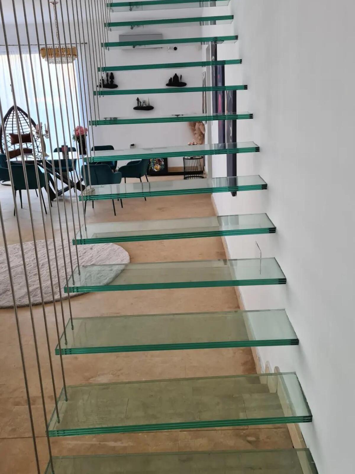 scară modernă din sticlă securizată pentru interior