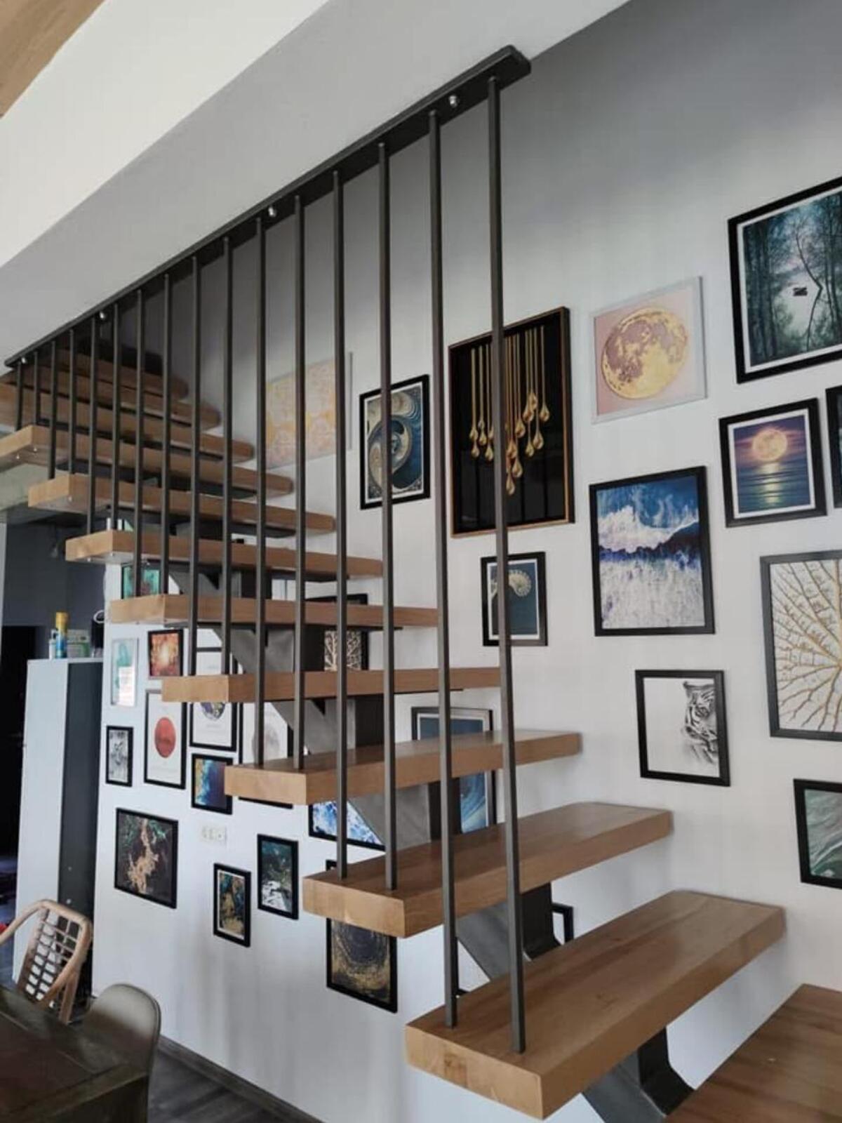 scară cu vang central modernă din metal și lemn
