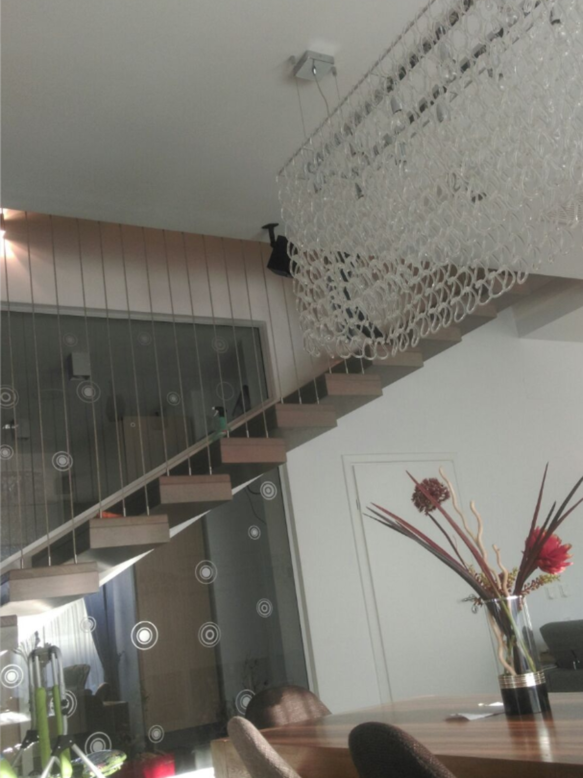 scară flotantă interioară din lemn cu design modern