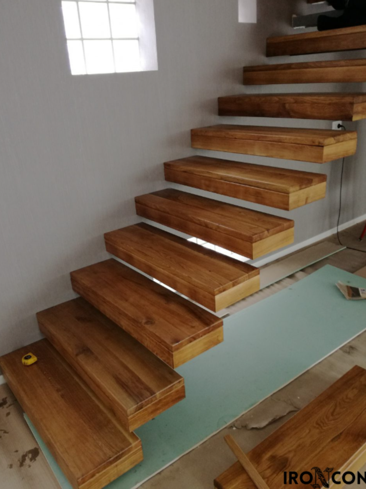 scară flotantă modernă din lemn cu design aerisit
