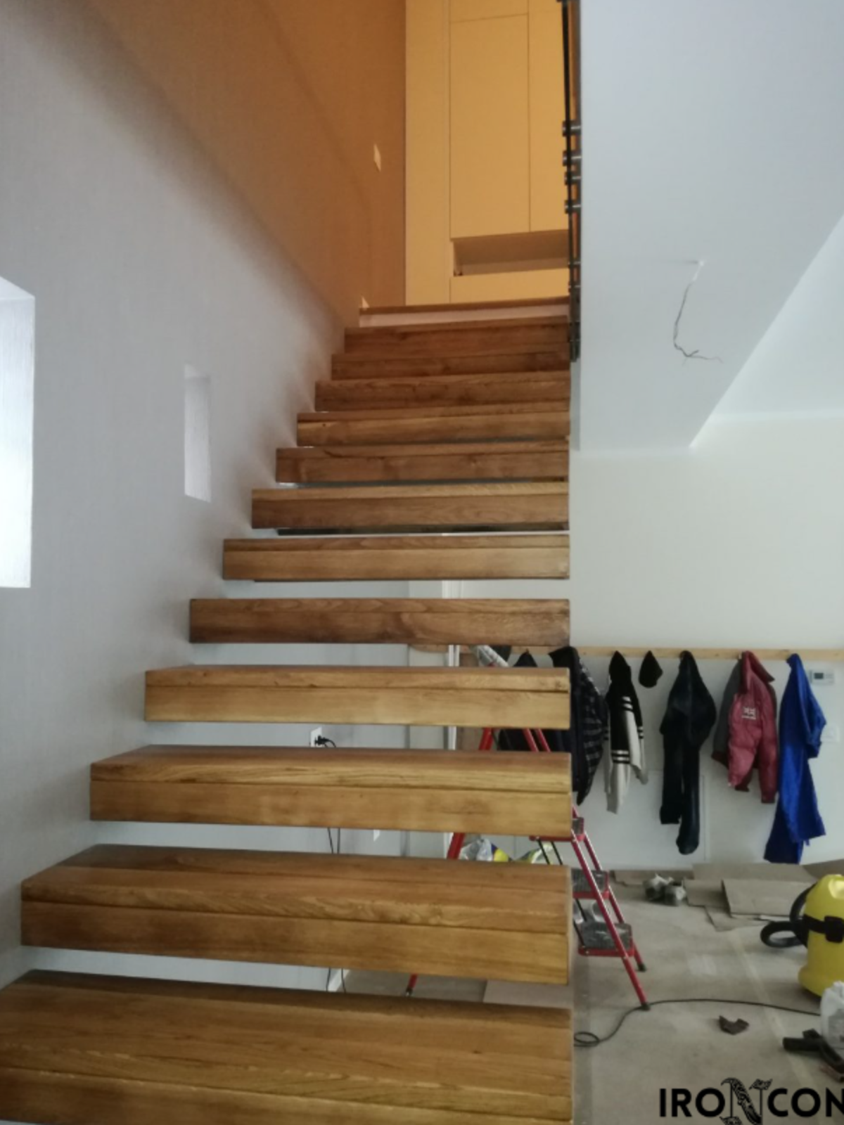 scară flotantă din lemn cu design modern și elegant