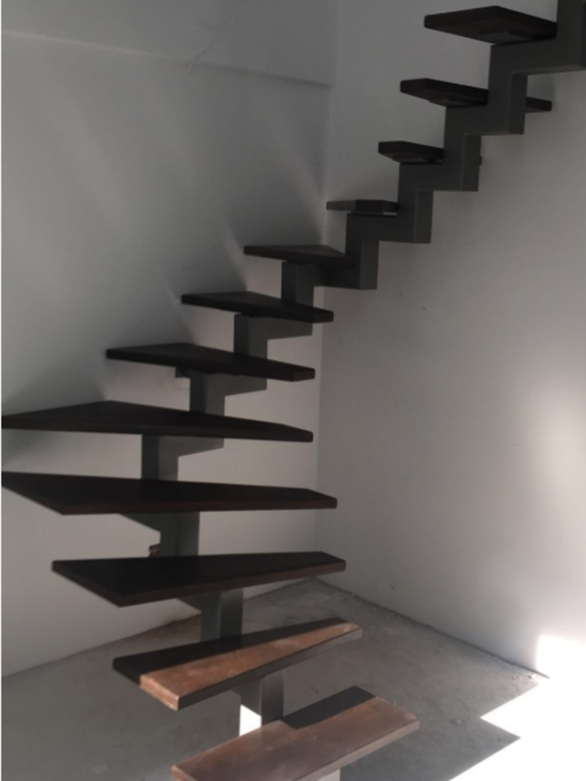 scară cu vang central modernă din lemn și metal elegant