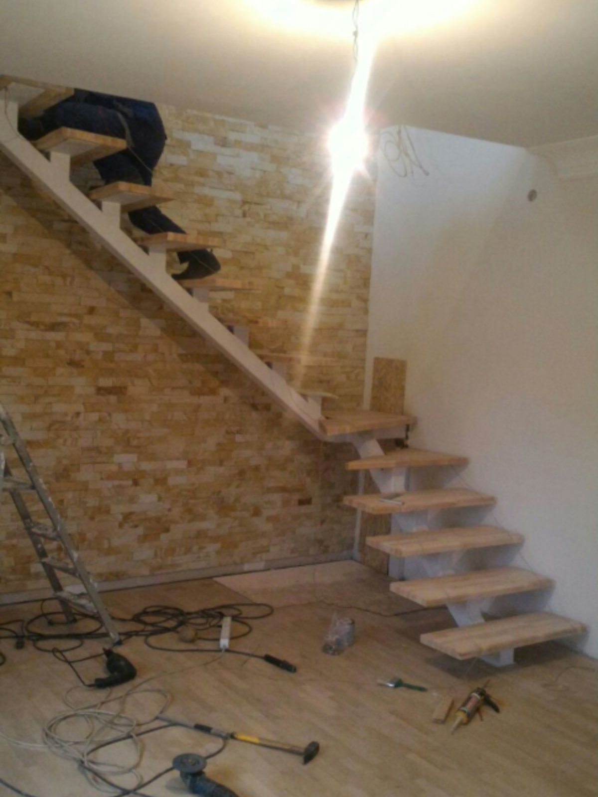 scară cu vang central modernă cu trepte din lemn
