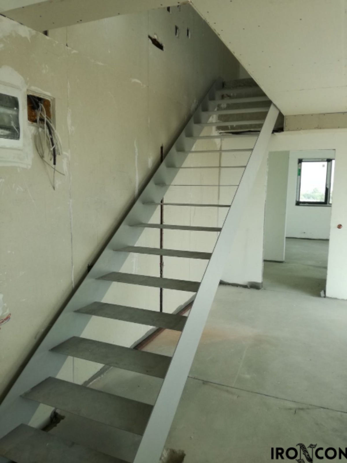 scară cu vanguri laterale și trepte metalice