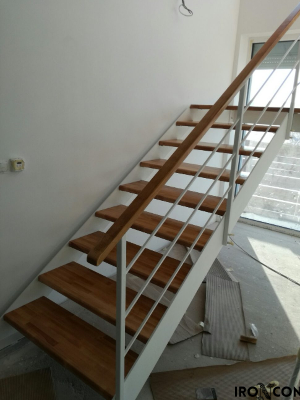scară cu vanguri laterale și trepte din lemn masiv