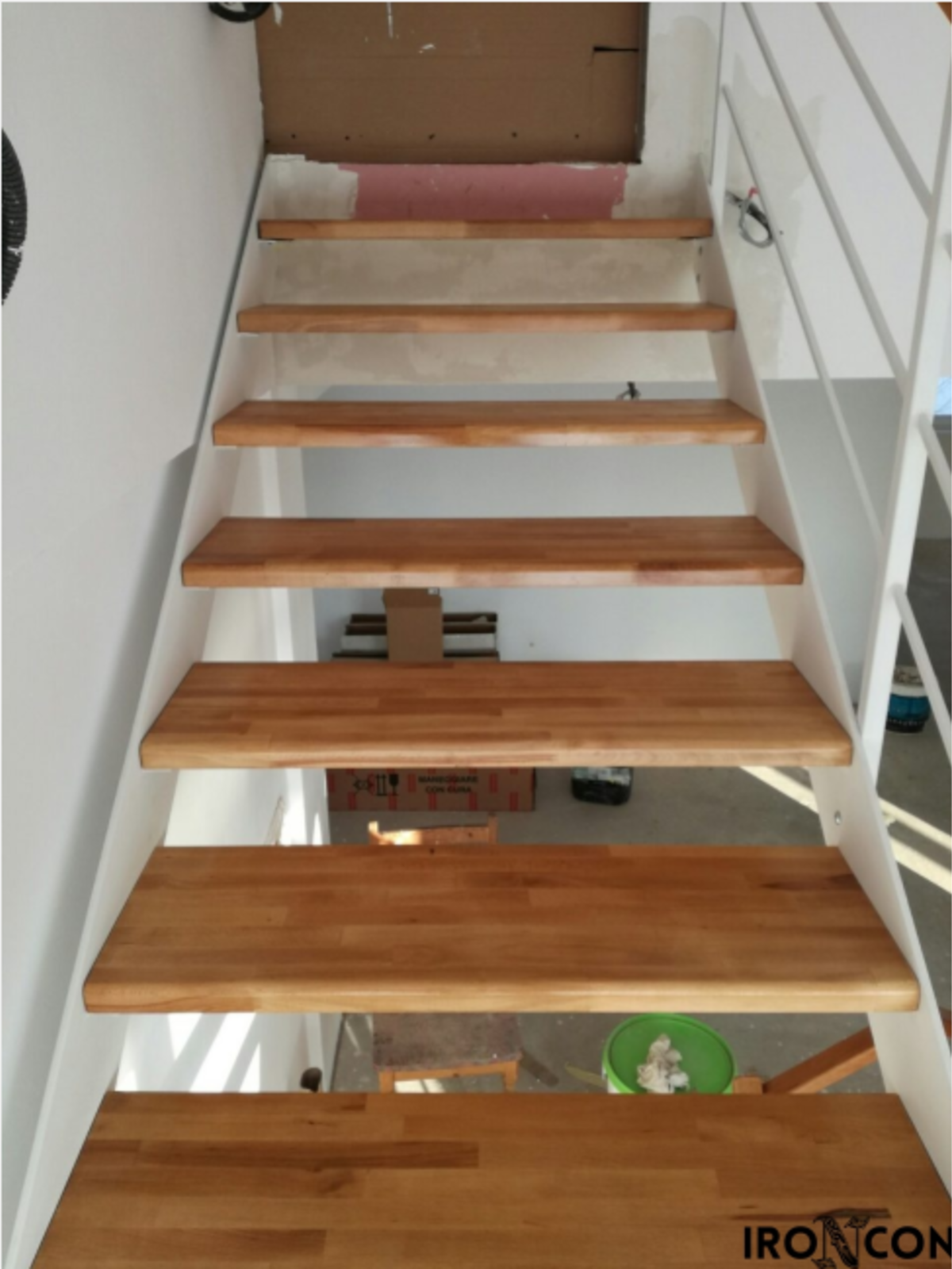 Scară cu vanguri laterale din lemn design modern