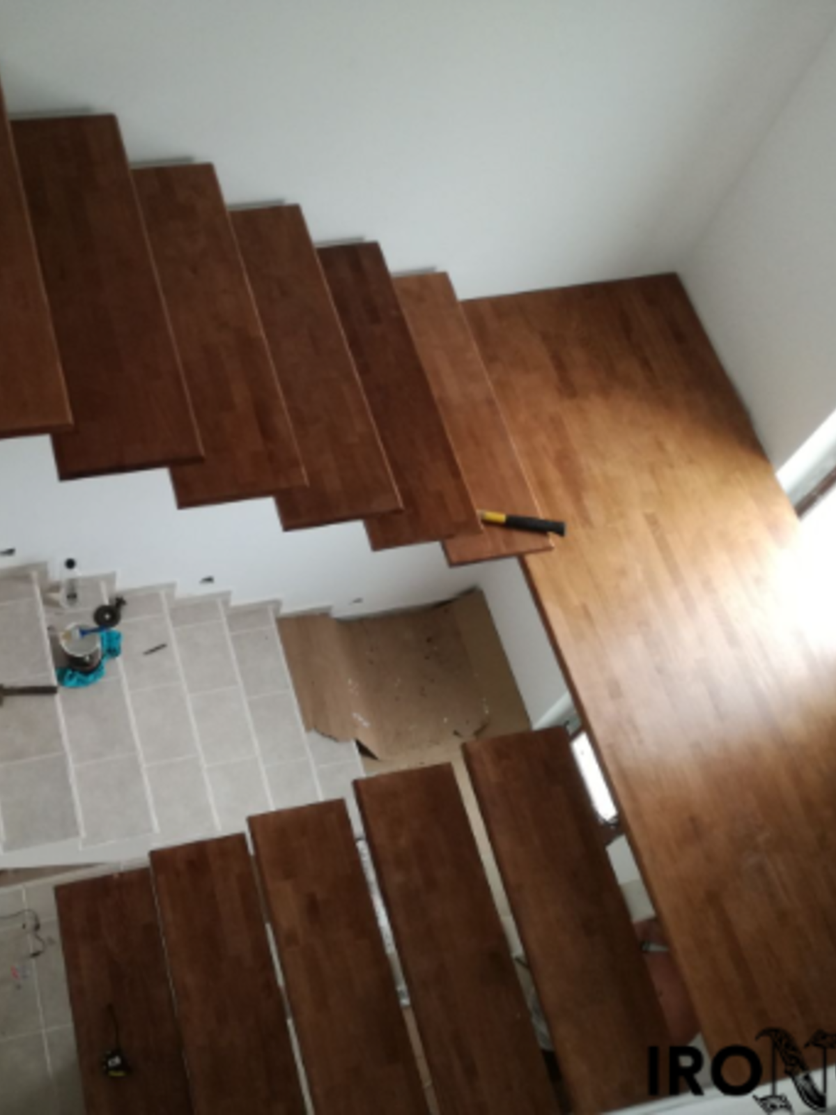 scară cu vang central modernă din metal și trepte din lemn