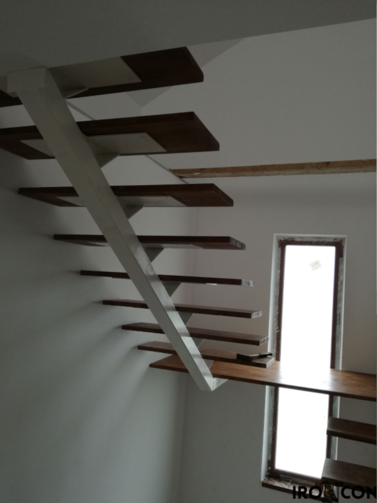 scară cu vang central din metal și lemn design modern