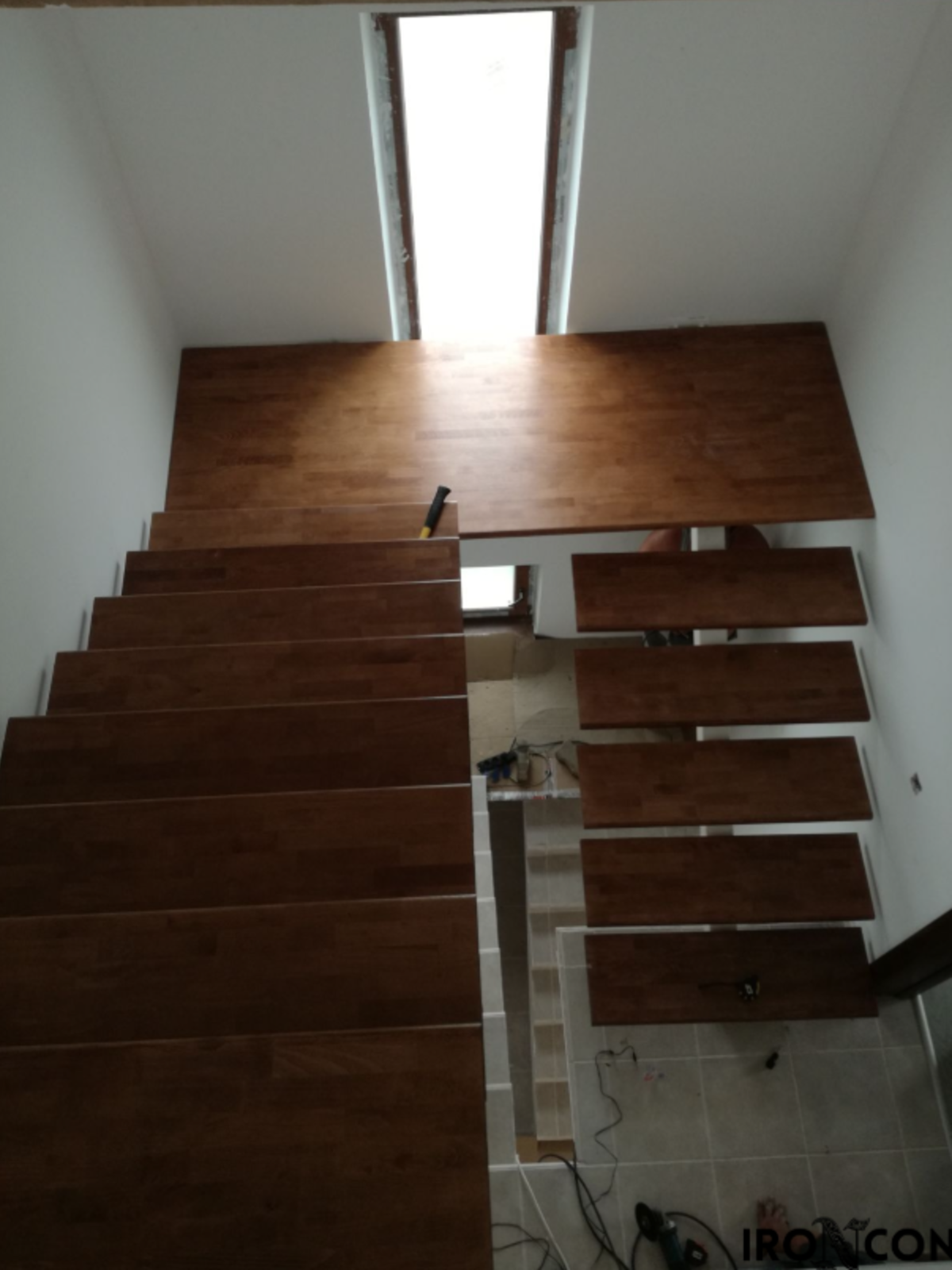scară cu vang central metalic și design modern