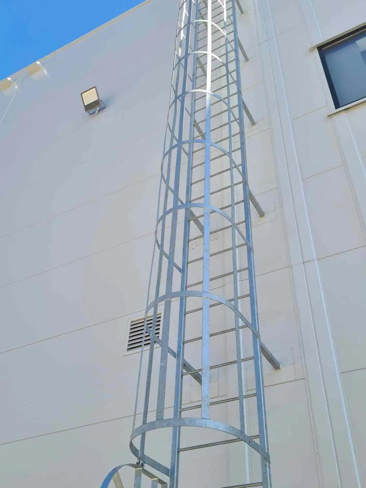 scară tip pisică metalică pentru acces vertical